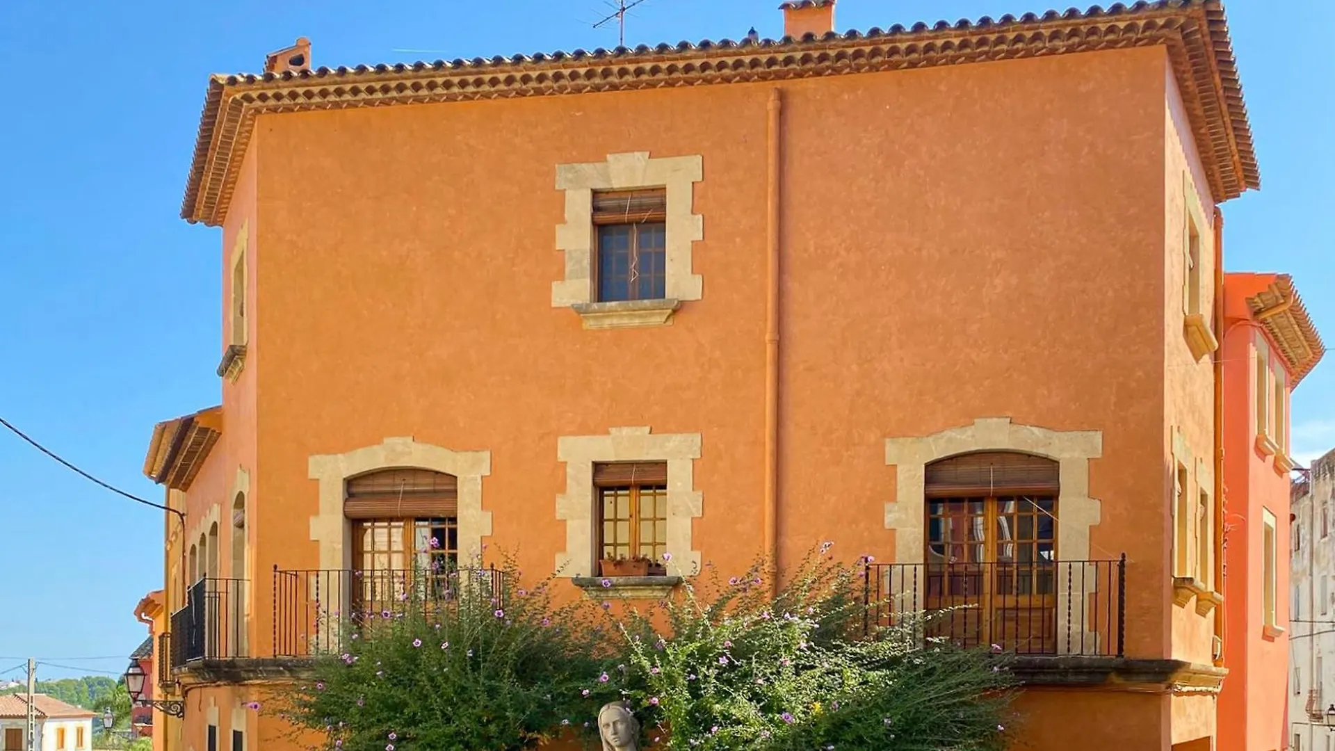 The Corner House Of Altafulla - A Stroll From The Beach, In The Heart Of The Old Town contacts